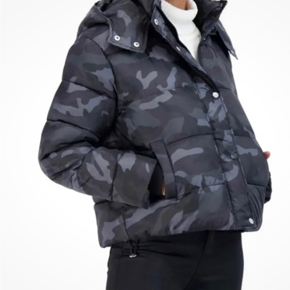 BNWT Sebby cropped camo puffer Size M light jacket for Spring